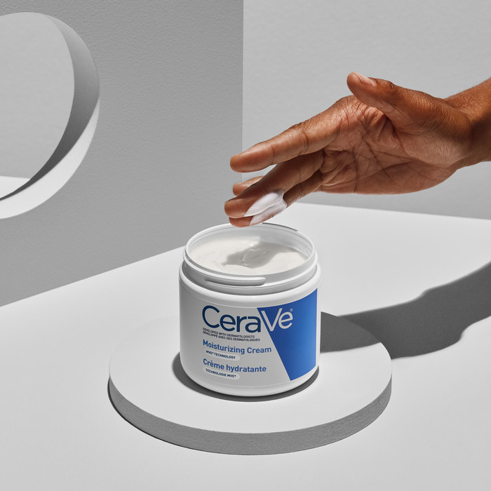 Moisturizing cream top
